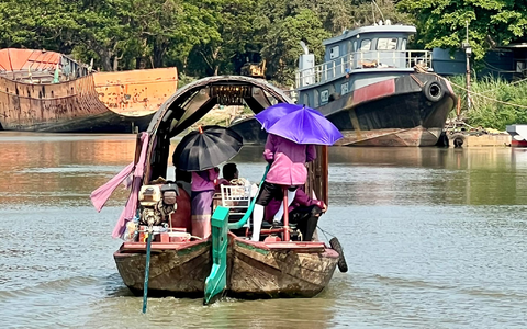 Menschen schĂŒtzen sich in Bangkok mit Schirmen vor der extremen Hitze und vor der Sonne. - Foto: Carola Frentzen/dpa Menschen schĂŒtzen sich in Bangkok mit Schirmen vor der extremen Hitze und vor der Sonne. - Foto: Carola Frentzen/dpa