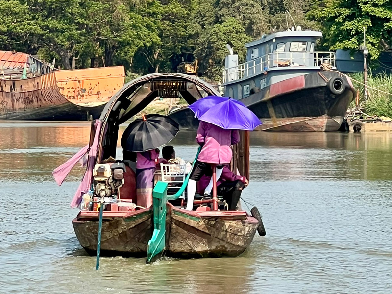 Menschen schützen sich in Bangkok mit Schirmen vor der extremen Hitze und vor der Sonne. - Foto: Carola Frentzen/dpa