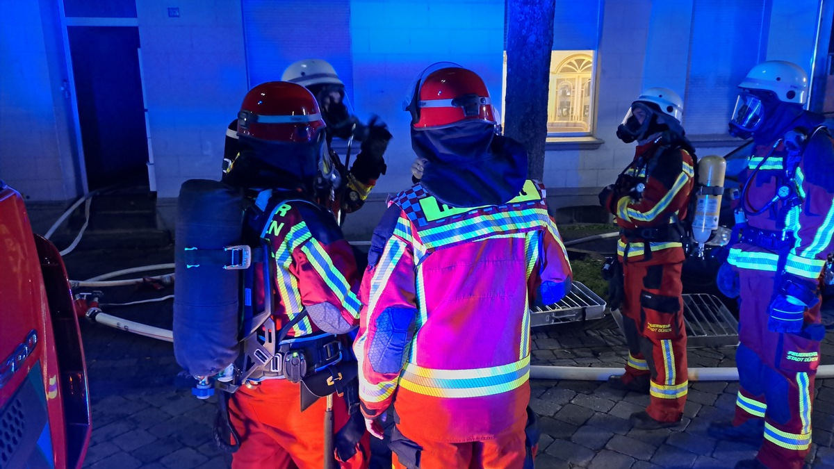 FW Düren: Mehrere Personen durch Kellerbrand bedroht / Person springt aus Fenster - Foto: presseportal.de