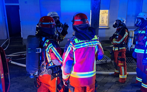 FW Düren: Mehrere Personen durch Kellerbrand bedroht / Person springt aus Fenster - Foto: presseportal.de