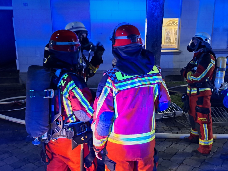 FW Düren: Mehrere Personen durch Kellerbrand bedroht / Person springt aus Fenster - Foto: presseportal.de