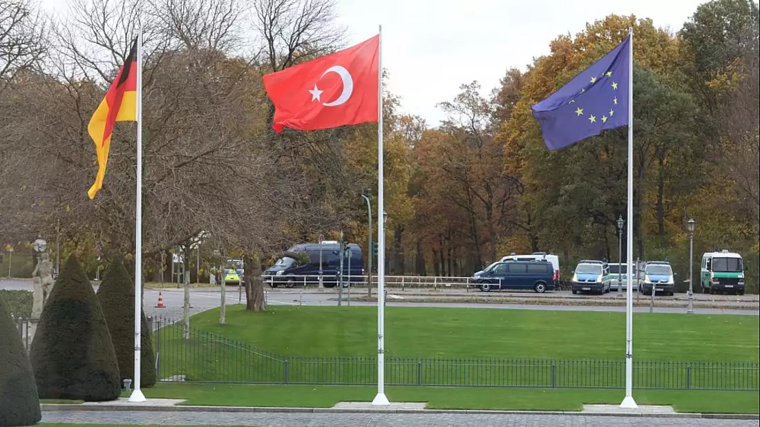 Fahnen von Deutschland, Türkei und EU (Archiv) - Bild: über dts Nachrichtenagentur