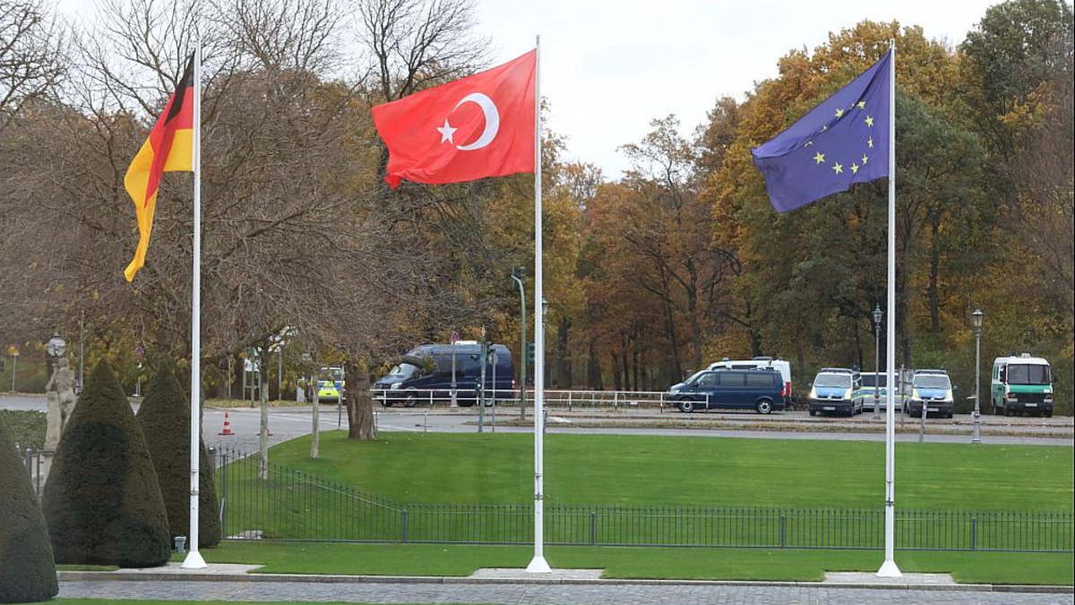 Fahnen von Deutschland, Türkei und EU (Archiv) - Foto: über dts Nachrichtenagentur