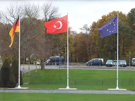 Fahnen von Deutschland, Türkei und EU (Archiv) - Foto: über dts Nachrichtenagentur