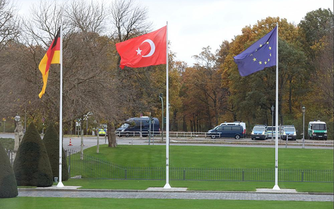 Fahnen von Deutschland, Türkei und EU (Archiv) - Foto: über dts Nachrichtenagentur