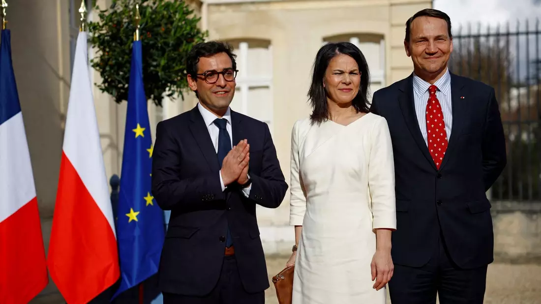 Frankreichs Außenminister Stephane Sejourne, Bundeaußenministerin Annalena Baerbock und Radoslaw Sikorski, Außenminister von Polen (v.l.n.r.), sind die drei Außenminister des sogenannten Weimarer Dreiecks. - Bild: Sarah Meyssonnier/Reuters/AP/dpa