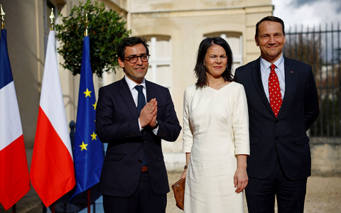 Frankreichs Außenminister Stephane Sejourne, Bundeaußenministerin Annalena Baerbock und Radoslaw Sikorski, Außenminister von Polen (v.l.n.r.), sind die drei Außenminister des sogenannten Weimarer Dreiecks. - Foto: Sarah Meyssonnier/Reuters/AP/dpa