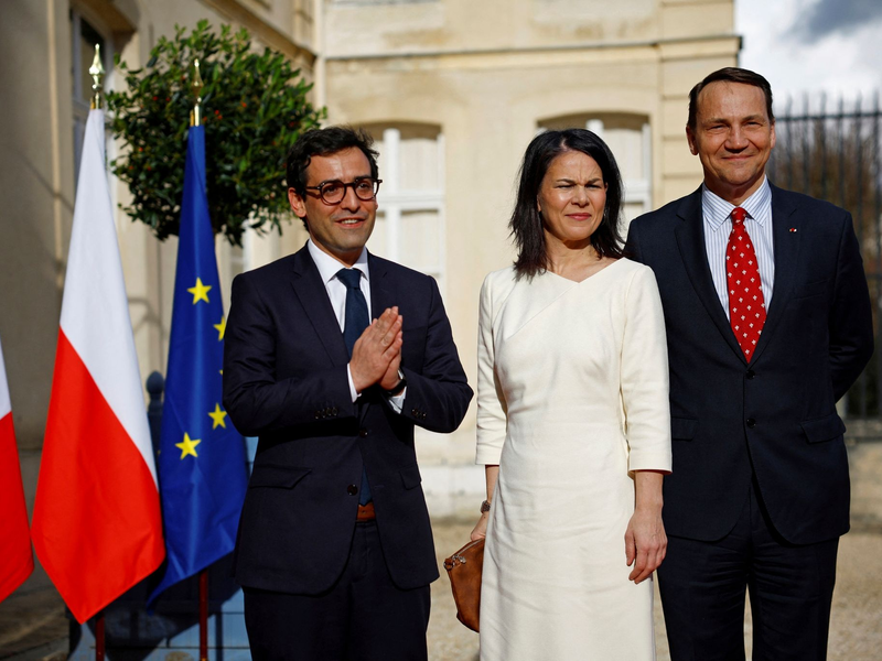Frankreichs Außenminister Stephane Sejourne, Bundeaußenministerin Annalena Baerbock und Radoslaw Sikorski, Außenminister von Polen (v.l.n.r.), sind die drei Außenminister des sogenannten Weimarer Dreiecks. - Foto: Sarah Meyssonnier/Reuters/AP/dpa