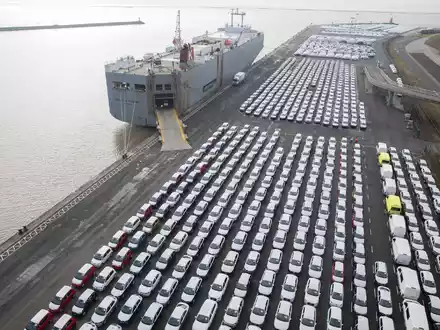 Der Verkauf von deutschen Autos ins Ausland läuft gut. - Foto: Jörg Sarbach/dpa