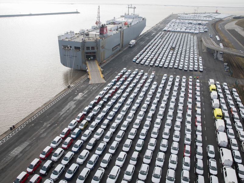 Der Verkauf von deutschen Autos ins Ausland läuft gut. - Foto: Jörg Sarbach/dpa
