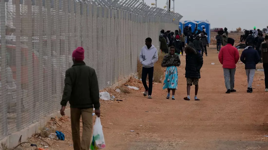 Seit Jahresbeginn sind mehr als 3000 neue Migranten auf der Insel angekommen. - Bild: Petros Karadjias/AP/dpa