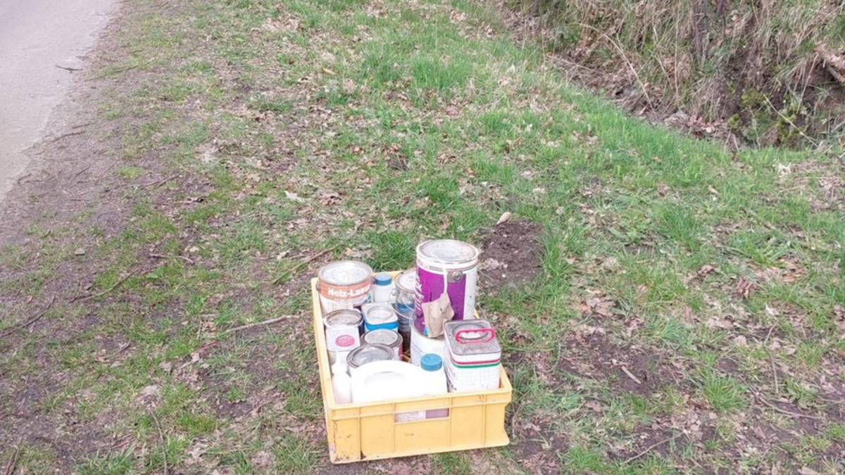 POL-SE: Borstel-Hohenraden / Tangstedt (Kreis Pi) - Illegale Entsorgung von Farbtöpfen und Müllsäcken - Polizei sucht Zeugen - Foto: presseportal.de