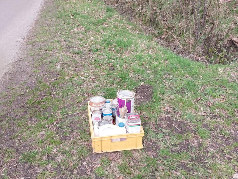 POL-SE: Borstel-Hohenraden / Tangstedt (Kreis Pi) - Illegale Entsorgung von Farbtöpfen und Müllsäcken - Polizei sucht Zeugen - Foto: presseportal.de