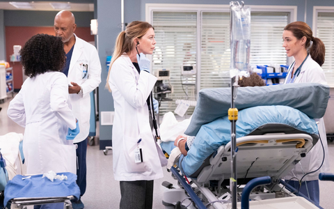 Ellen Pompeo (l) spielt in der 19. Staffel der Arztserie «Grey's Anatomy» Dr. Meredith Grey an der Seite von Adelaide Kane als Jules Millin in (undatierte Filmszene). - Foto: Liliane Lathan/ABC/Disney+/dpa