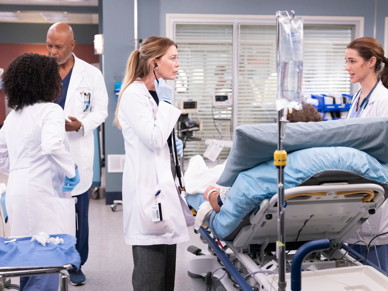 Ellen Pompeo (l) spielt in der 19. Staffel der Arztserie «Grey's Anatomy» Dr. Meredith Grey an der Seite von Adelaide Kane als Jules Millin in (undatierte Filmszene). - Foto: Liliane Lathan/ABC/Disney+/dpa