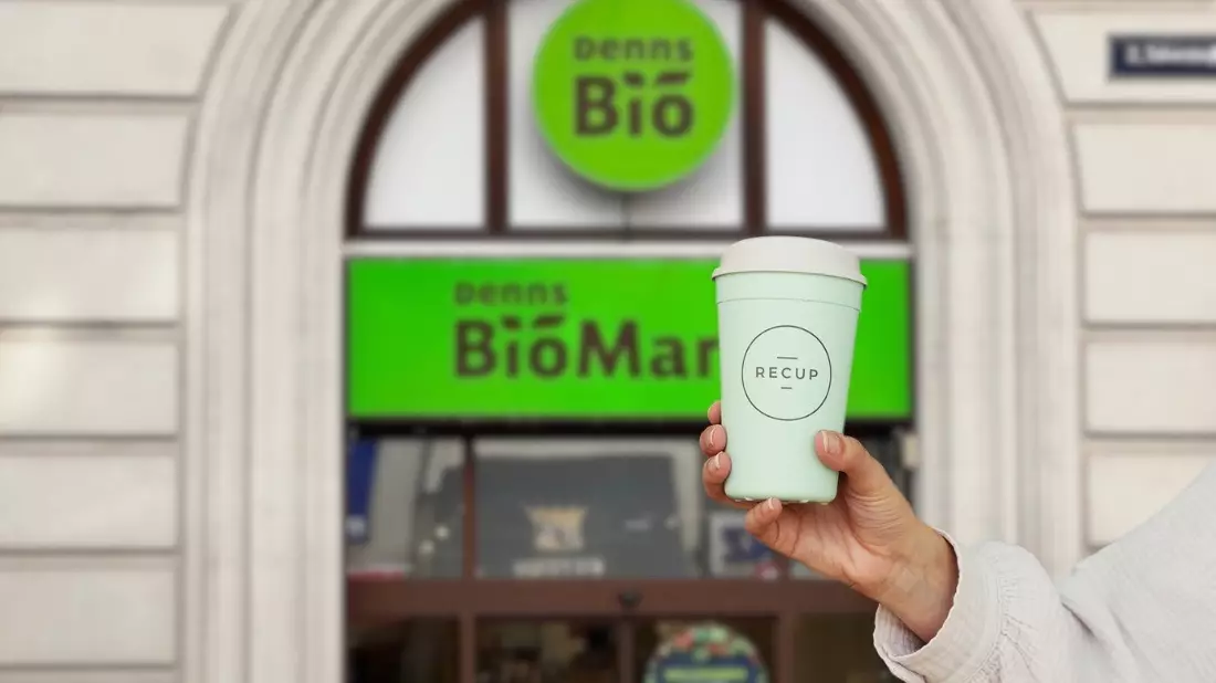Mehrweganbieter RECUP startet mit Denns BioMarkt in Österreich: Gemeinsam gegen To-go- und Take-away-Verpackungsmüll - Bild: presseportal.de