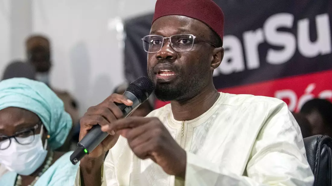 Gilt unter anderem als konservativer Muslim: Ousmane Sonko. - Bild: Sylvain Cherkaoui/AP/dpa