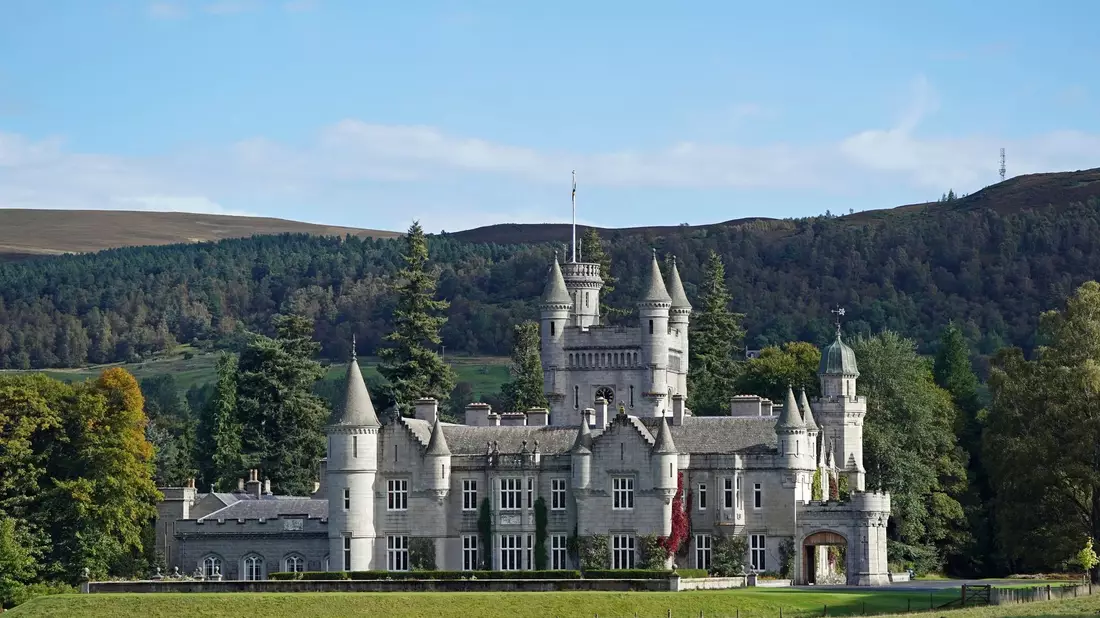 Balmoral Castle ist eine der Residenzen der königlichen Familie, in der Königin Elizabeth II. traditionell die Sommermonate verbrachte. - Bild: Andrew Milligan/PA Wire/dpa