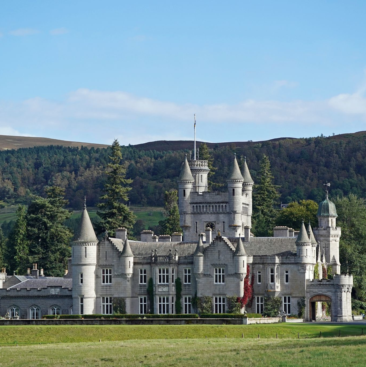 Balmoral Castle ist eine der Residenzen der königlichen Familie, in der Königin Elizabeth II. traditionell die Sommermonate verbrachte. - Foto: Andrew Milligan/PA Wire/dpa