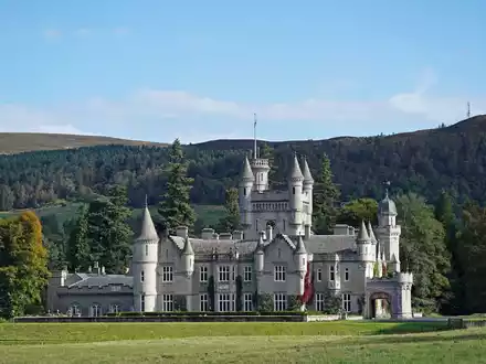 Balmoral Castle ist eine der Residenzen der königlichen Familie, in der Königin Elizabeth II. traditionell die Sommermonate verbrachte. - Foto: Andrew Milligan/PA Wire/dpa