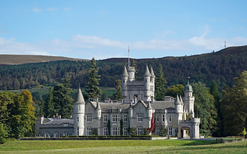 Balmoral Castle ist eine der Residenzen der königlichen Familie, in der Königin Elizabeth II. traditionell die Sommermonate verbrachte. - Foto: Andrew Milligan/PA Wire/dpa Balmoral Castle ist eine der Residenzen der königlichen Familie, in der Königin Elizabeth II. traditionell die Sommermonate verbrachte. - Foto: Andrew Milligan/PA Wire/dpa