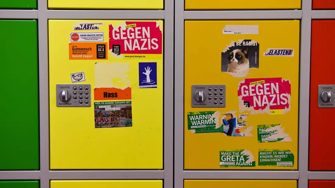 Aufkleber, unter anderem mit politischen Botschaften gegen Rechtsextremismus, beschmücken Schließfächer an einer Oberschule. - Bild: Lisa Ducret/dpa