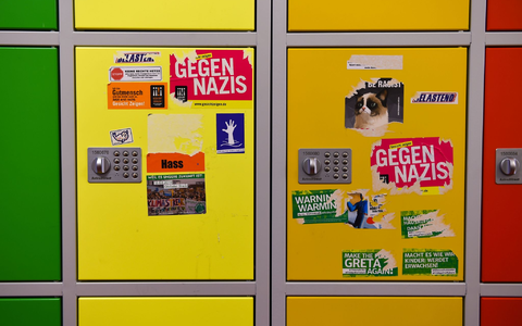 Aufkleber, unter anderem mit politischen Botschaften gegen Rechtsextremismus, beschmücken Schließfächer an einer Oberschule. - Foto: Lisa Ducret/dpa Aufkleber, unter anderem mit politischen Botschaften gegen Rechtsextremismus, beschmücken Schließfächer an einer Oberschule. - Foto: Lisa Ducret/dpa