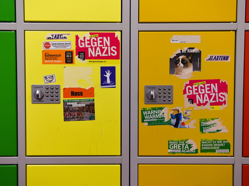 Aufkleber, unter anderem mit politischen Botschaften gegen Rechtsextremismus, beschmücken Schließfächer an einer Oberschule. - Foto: Lisa Ducret/dpa