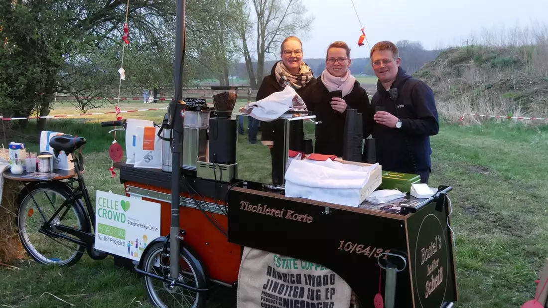 FW Celle: Neues Fahrzeug für die Feuerwehr Bostel - erster Einsatz für das Kaffeefahrrad! - Bild: presseportal.de