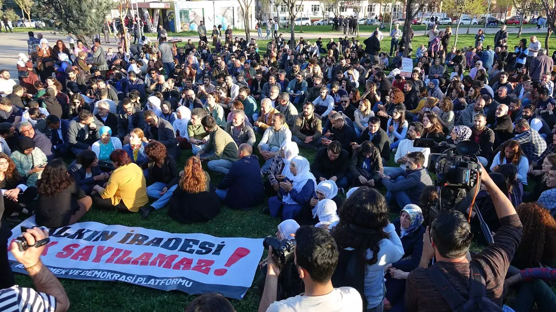 Sitzstreik und Protest in Diyarbakir: «Der Wille des Volkes kann nicht ignoriert werden». - Bild: Mehmet Masum Suer/SOPA/ZUMA/dpa
