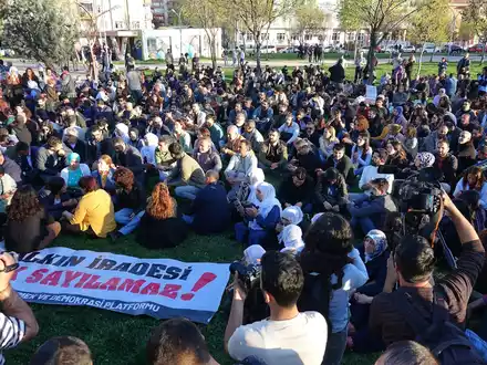 Sitzstreik und Protest in Diyarbakir: «Der Wille des Volkes kann nicht ignoriert werden». - Foto: Mehmet Masum Suer/SOPA/ZUMA/dpa