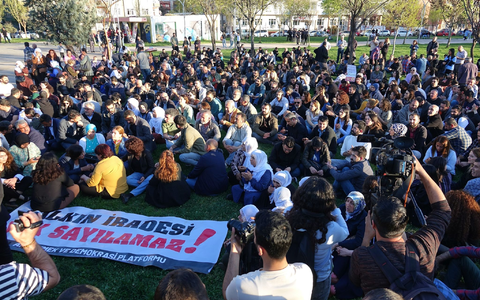 Sitzstreik und Protest in Diyarbakir: «Der Wille des Volkes kann nicht ignoriert werden». - Foto: Mehmet Masum Suer/SOPA/ZUMA/dpa Sitzstreik und Protest in Diyarbakir: «Der Wille des Volkes kann nicht ignoriert werden». - Foto: Mehmet Masum Suer/SOPA/ZUMA/dpa