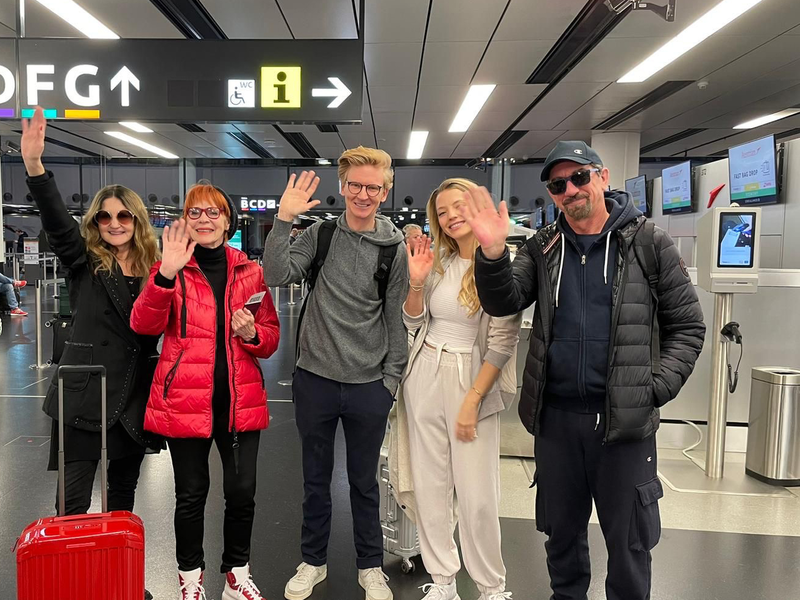 Familie Putz am Flughafen - Foto: XXXLutz KG über pressetext.de
