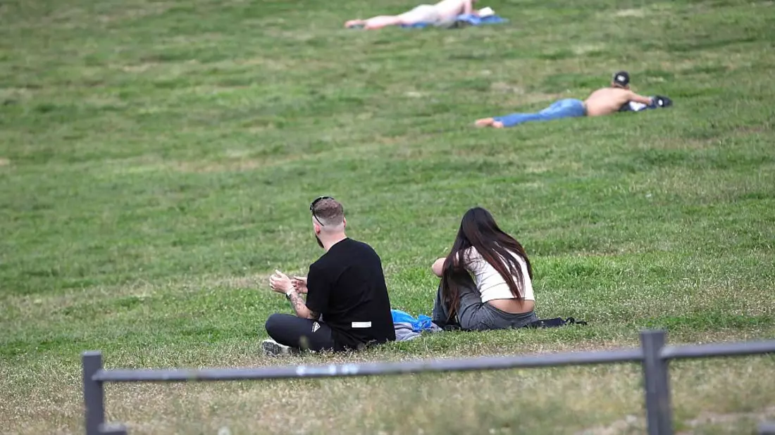 Junge Leute in einem Park (Archiv) - Bild: über dts Nachrichtenagentur