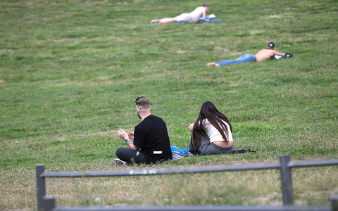 Junge Leute in einem Park (Archiv) - Foto: über dts Nachrichtenagentur