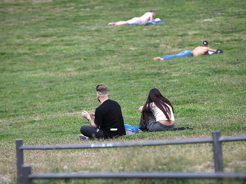 Junge Leute in einem Park (Archiv) - Foto: über dts Nachrichtenagentur