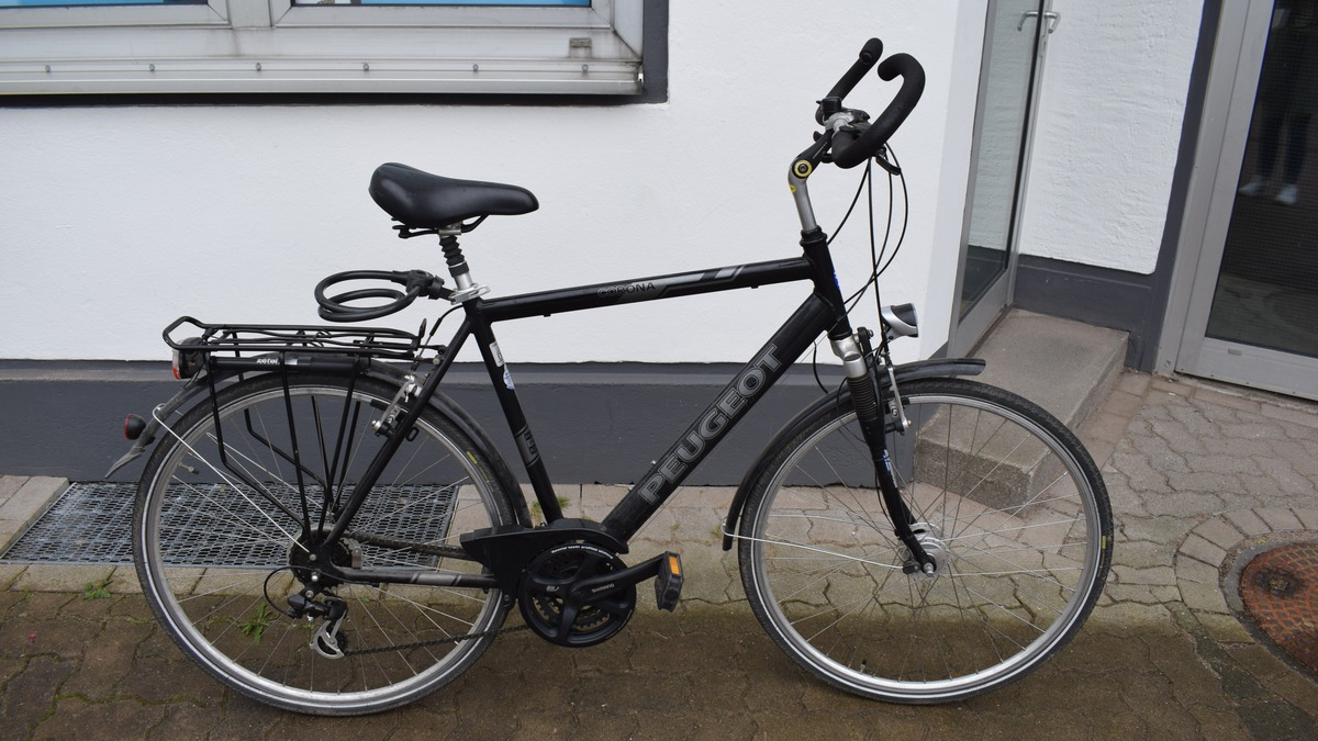 POL-HM: Gefährlicher Eingriff in den Straßenverkehr durch Barrikade - Foto: presseportal.de