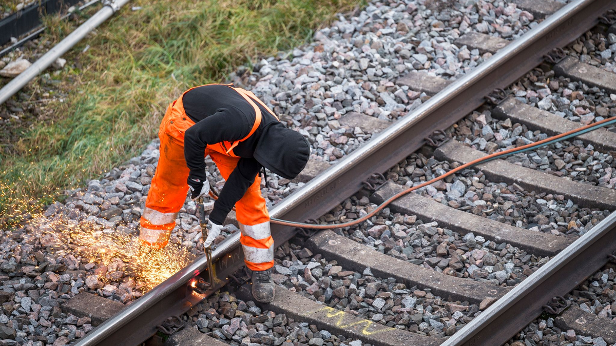 Das Bauprogramm der Bahn soll für mehr Pünktlichkeit sorgen. - Foto: Daniel Vogl/dpa