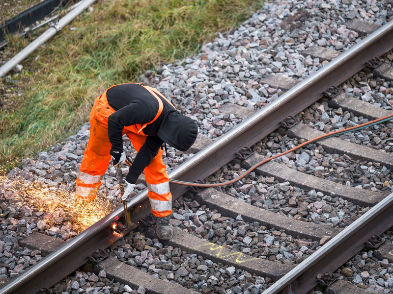 Das Bauprogramm der Bahn soll für mehr Pünktlichkeit sorgen. - Foto: Daniel Vogl/dpa