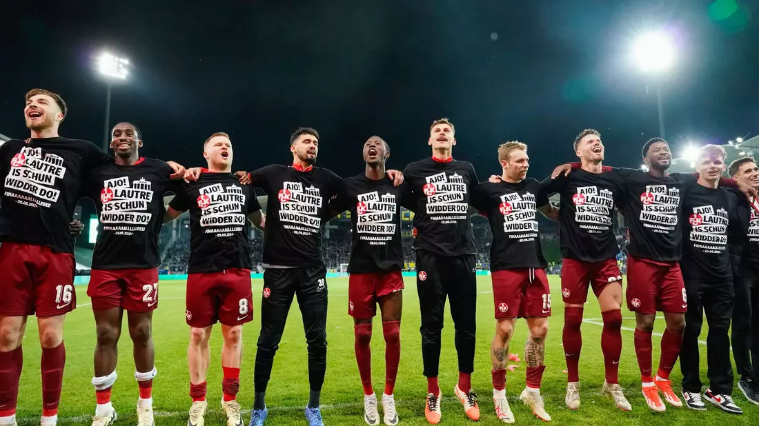 Die Spieler des 1. FC Kaiserslautern feiern den Einzug ins Finale des DFB-Pokals. - Bild: Uwe Anspach/dpa