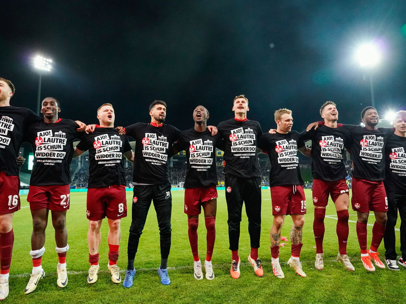 Die Spieler des 1. FC Kaiserslautern feiern den Einzug ins Finale des DFB-Pokals. - Foto: Uwe Anspach/dpa