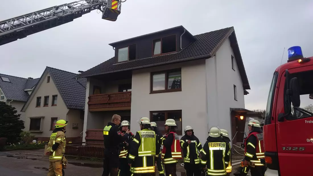 FFW Schiffdorf: Drei verletzte Personen bei Küchenbrand - Nachbar rettet Seniorenpaar aus Brandwohnung - Bild: presseportal.de