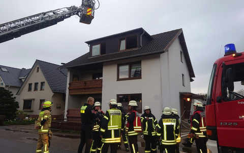 FFW Schiffdorf: Drei verletzte Personen bei Küchenbrand - Nachbar rettet Seniorenpaar aus Brandwohnung - Foto: presseportal.de