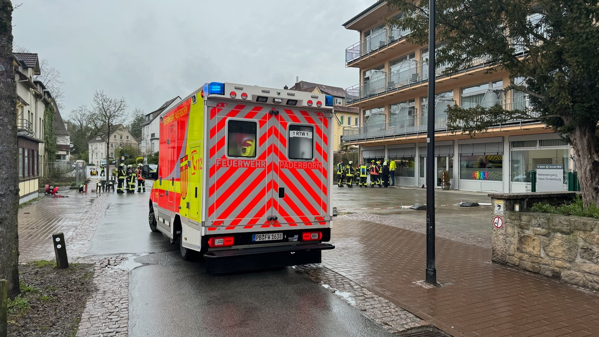 FW Horn-Bad Meinberg: 18 Verletzte bei Austritt von Kohlenmonoxid - 15 Personen aus Gebäude gerettet - Großaufgebot von Rettungskräften - Foto: presseportal.de