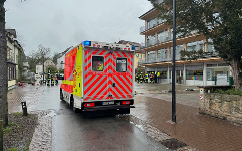 FW Horn-Bad Meinberg: 18 Verletzte bei Austritt von Kohlenmonoxid - 15 Personen aus GebĂ€ude gerettet - GroĂaufgebot von RettungskrĂ€ften - Foto: presseportal.de FW Horn-Bad Meinberg: 18 Verletzte bei Austritt von Kohlenmonoxid - 15 Personen aus GebĂ€ude gerettet - GroĂaufgebot von RettungskrĂ€ften - Foto: presseportal.de