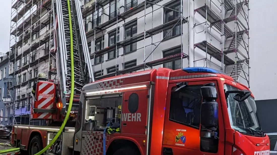 FW-E: Feuer in einem mehrgeschossigen Wohn- und Geschäftsgebäude zieht aufwendige Löscharbeiten nach sich - Dämmung fängt Feuer - Bild: presseportal.de