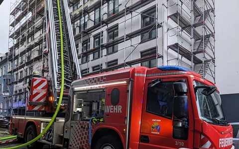 FW-E: Feuer in einem mehrgeschossigen Wohn- und Geschäftsgebäude zieht aufwendige Löscharbeiten nach sich - Dämmung fängt Feuer - Foto: presseportal.de