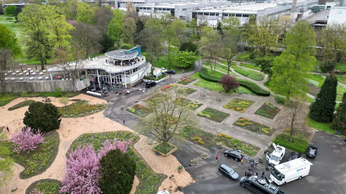 Blick auf den Rheinpark, wo der Fernsehsender RTL eine provisorische Übertragungsstation aufgebaut hat. - Bild: Sascha Thelen/dpa