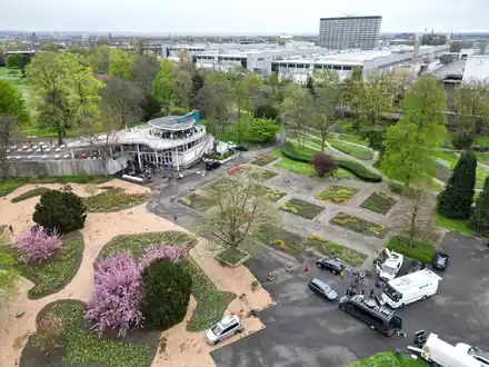 Blick auf den Rheinpark, wo der Fernsehsender RTL eine provisorische Übertragungsstation aufgebaut hat. - Foto: Sascha Thelen/dpa