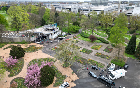 Blick auf den Rheinpark, wo der Fernsehsender RTL eine provisorische Übertragungsstation aufgebaut hat. - Foto: Sascha Thelen/dpa